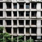 신비아파트 오컬트와 학문적 해석 - A detailed urban scene of a 1980s Soviet-style apartment building in China, showing the aged concret...