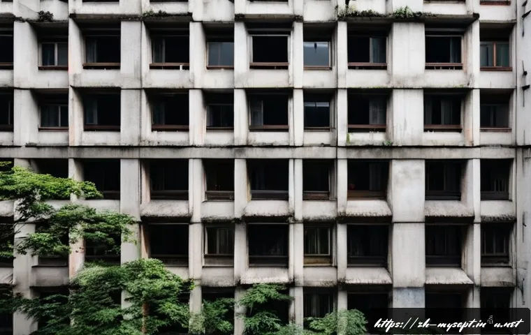 신비아파트 오컬트와 학문적 해석 - A detailed urban scene of a 1980s Soviet-style apartment building in China, showing the aged concret...